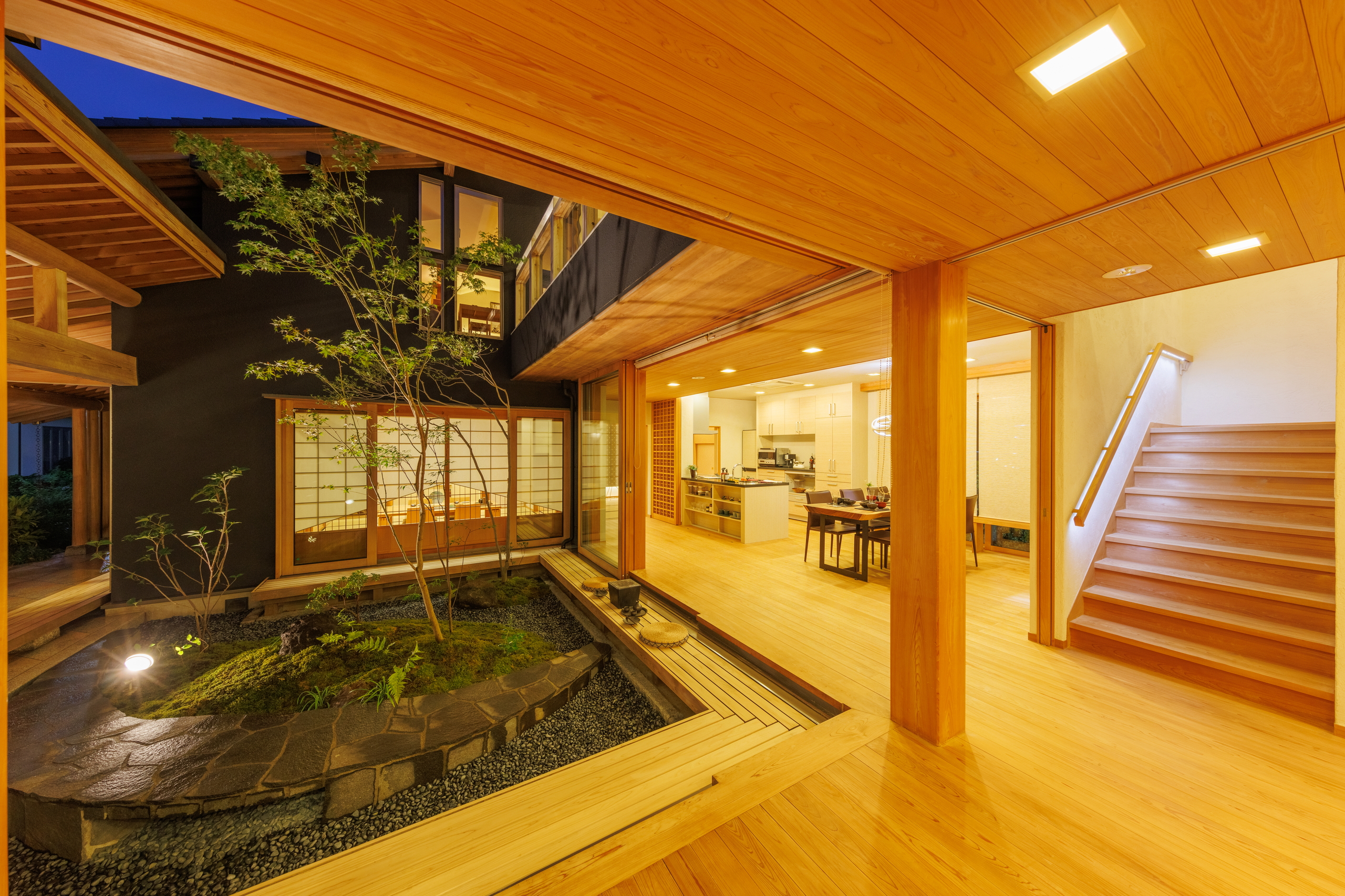 中庭と一体になるデザインの縁側