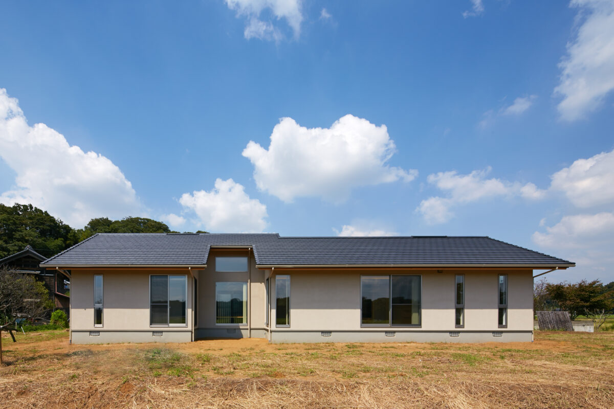 屋根と外壁のラインをそろえた平屋