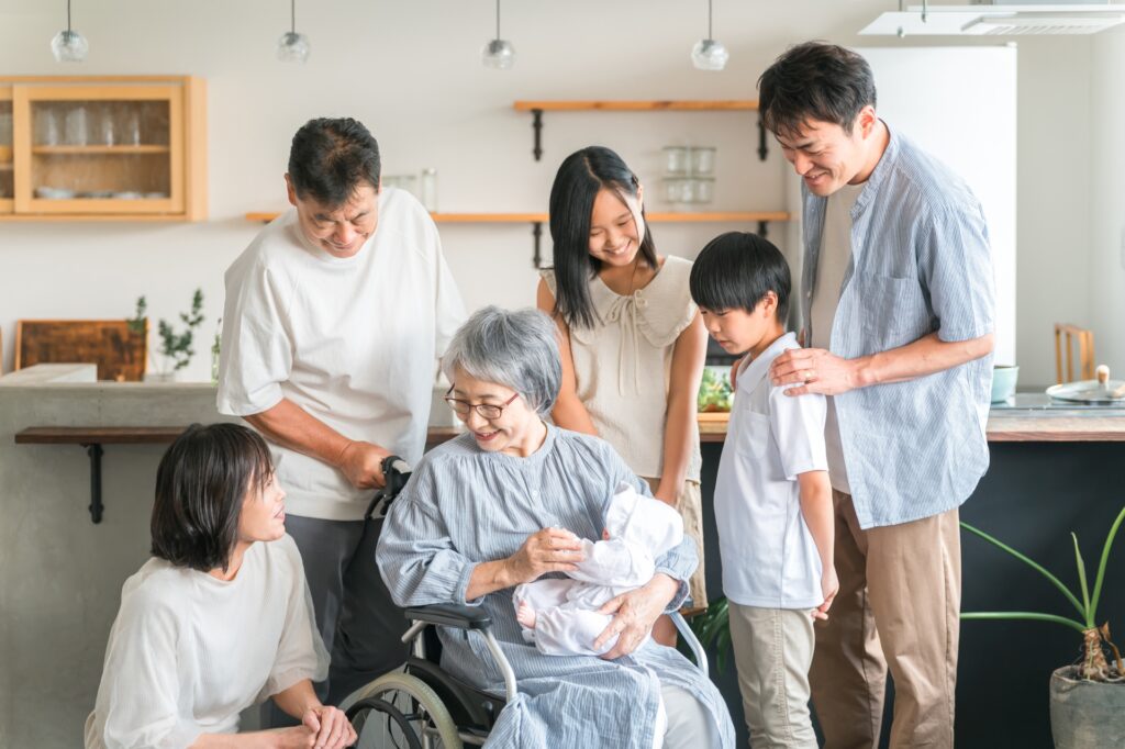 【高齢者が住みやすい家】2階建ての間取り実例|後悔しない工夫や平屋のケースも紹介
