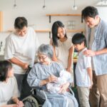 【高齢者が住みやすい家】2階建ての間取り実例｜後悔しない工夫や平屋のケースも紹介