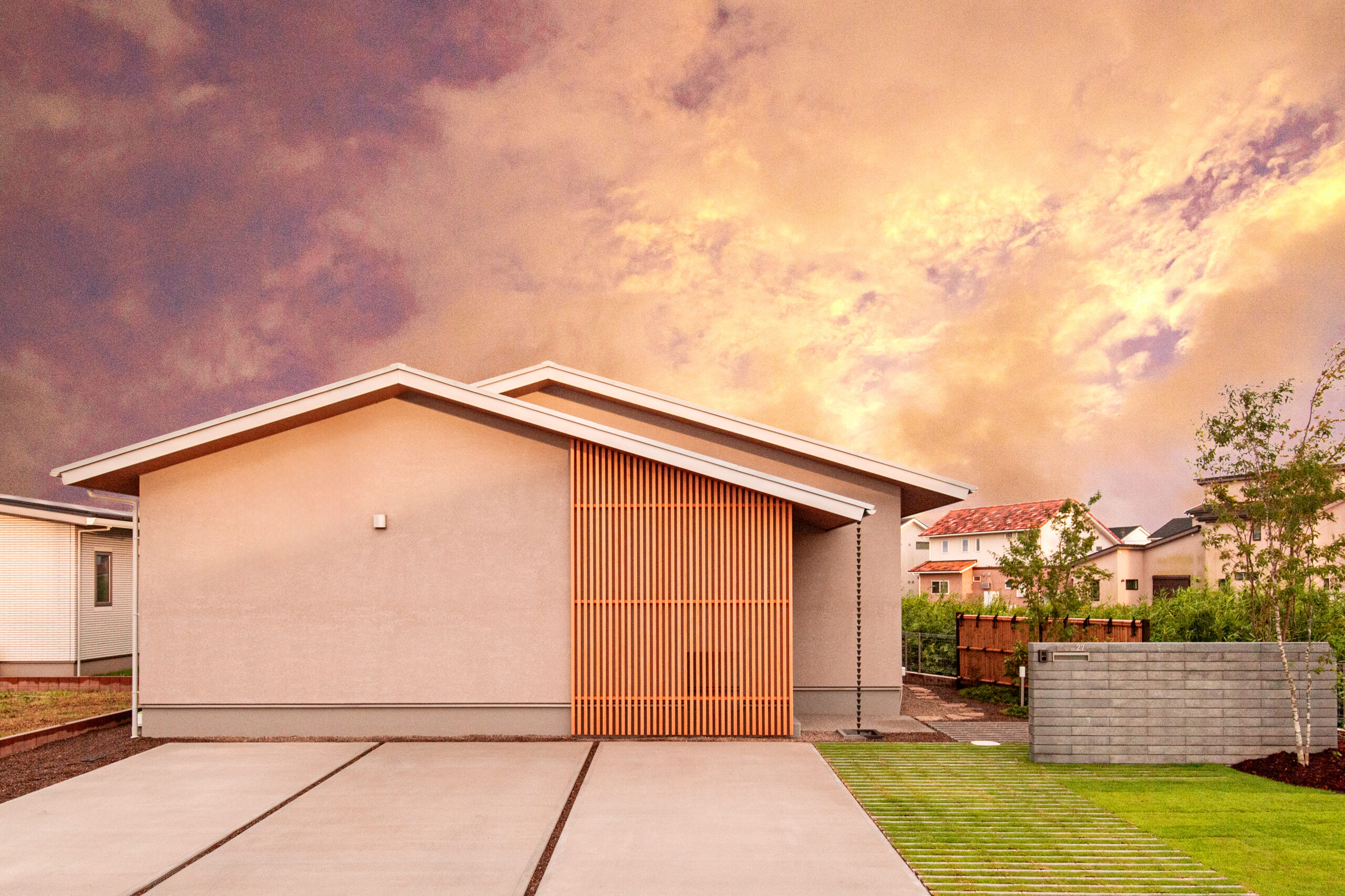 格子で縦の印象を整えた平屋