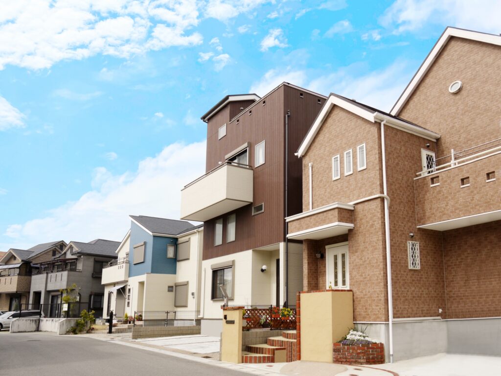 家を2回建てるのは年収1,000万円未満でも可能｜現実的な資金計画と住宅ローンの組み方を解説