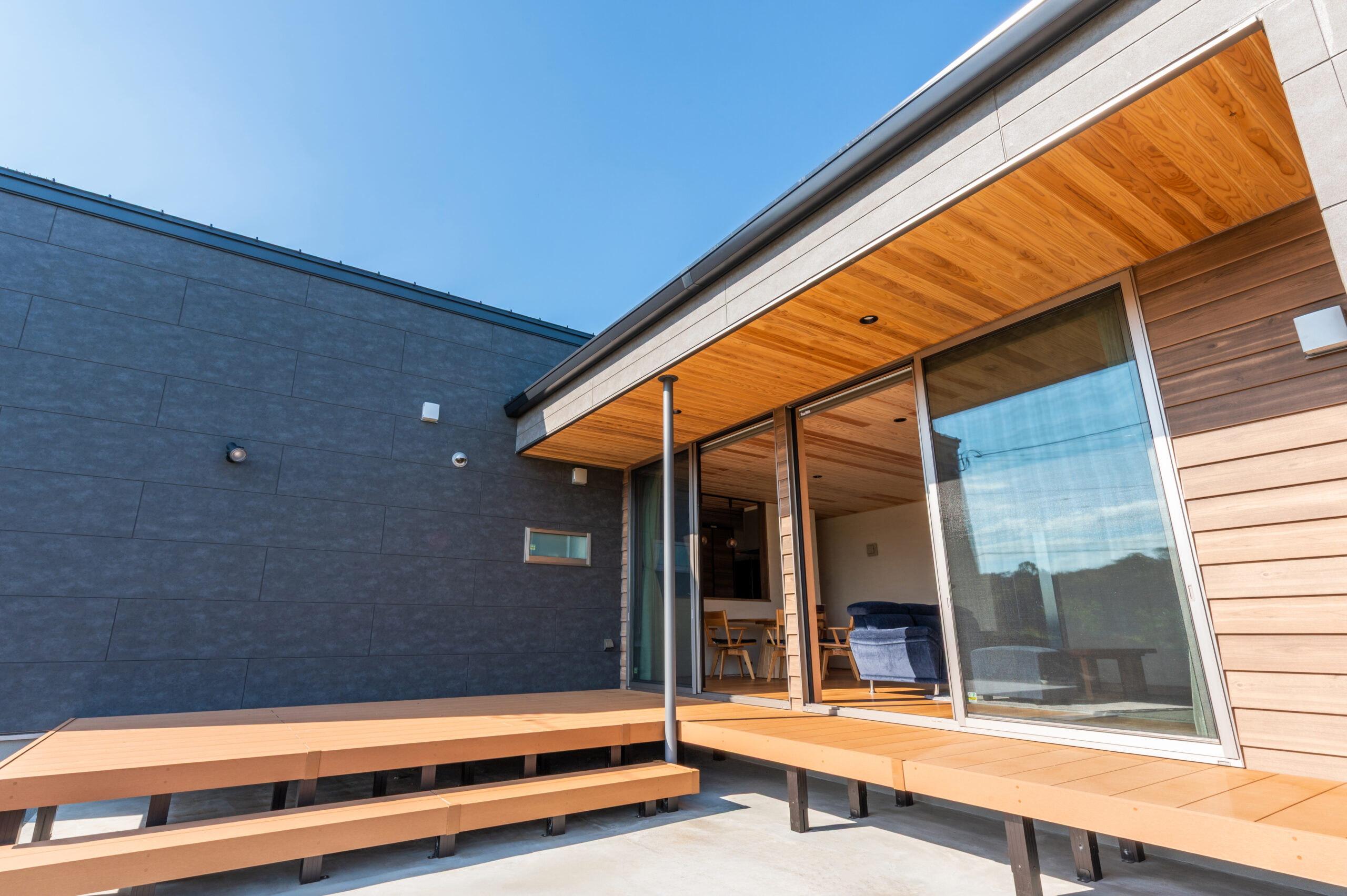 軒の深いウッドデッキ型の縁側