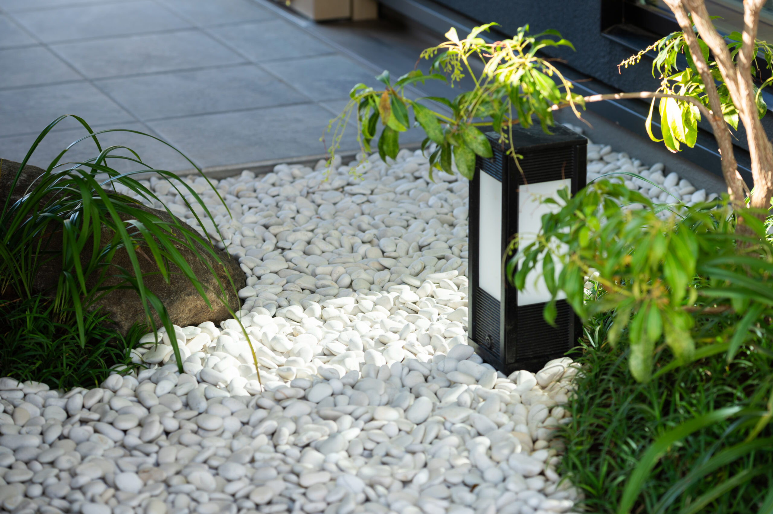 異素材のコントラストで魅せる現代的な坪庭