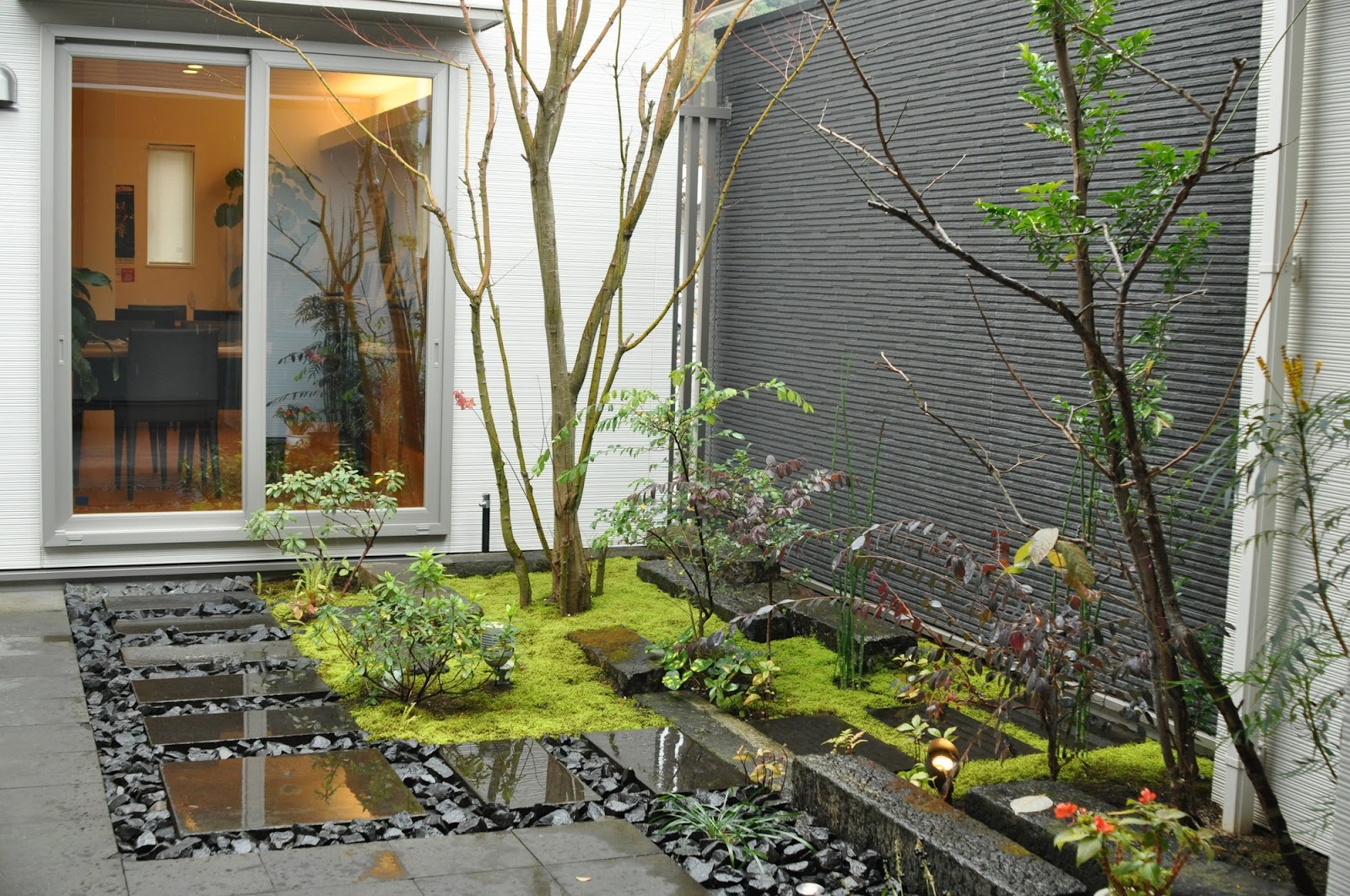 シンプルモダンな坪庭が“整って見える”3つの設計ルール