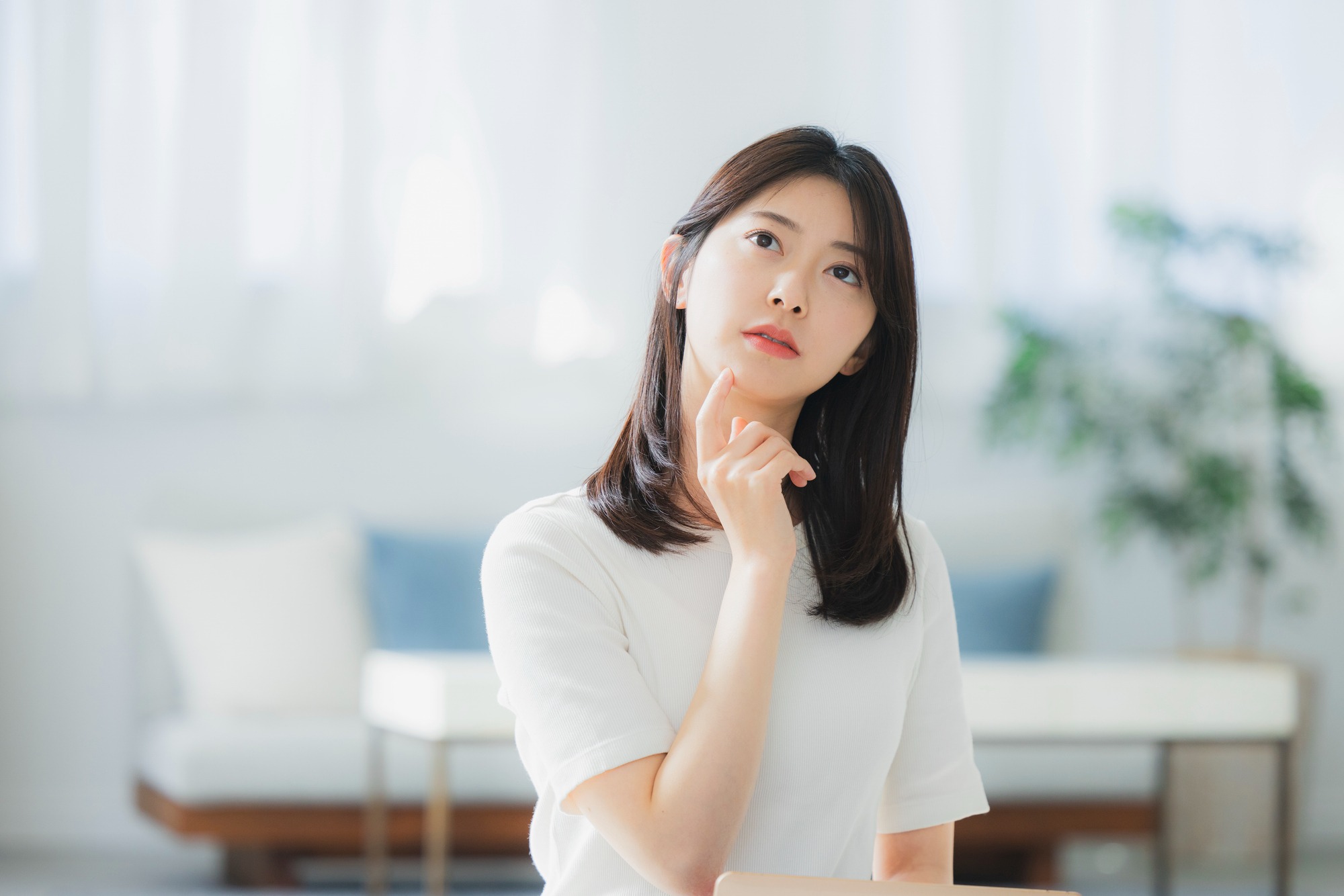 家づくりに悩む女性