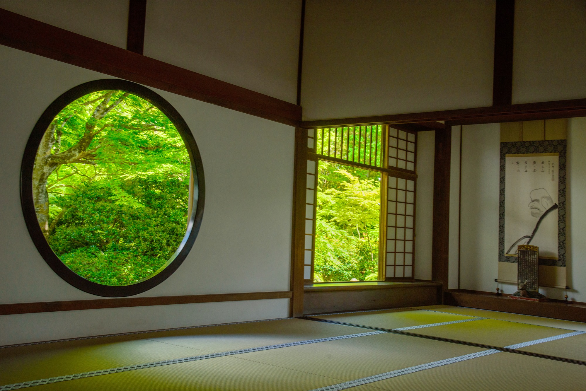 伝統的な丸窓のある和室