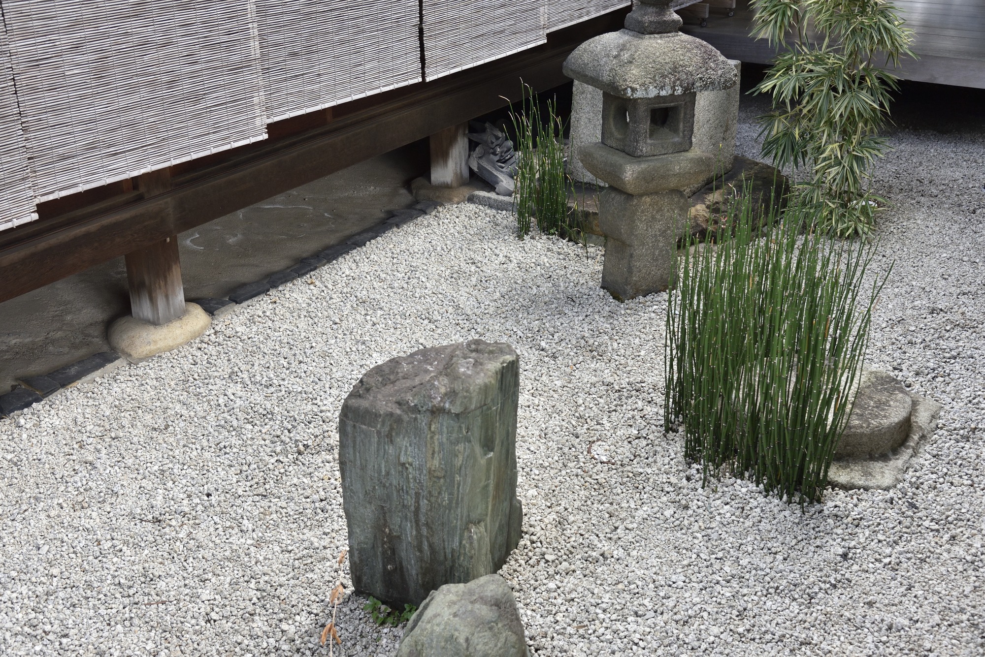 枯山水の和風庭園