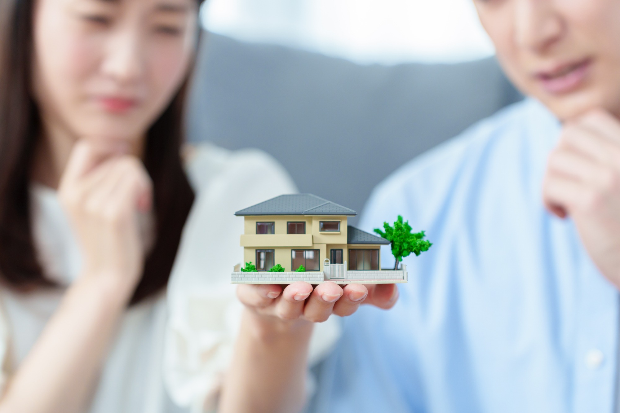 住宅ローンの組み方に悩む夫婦