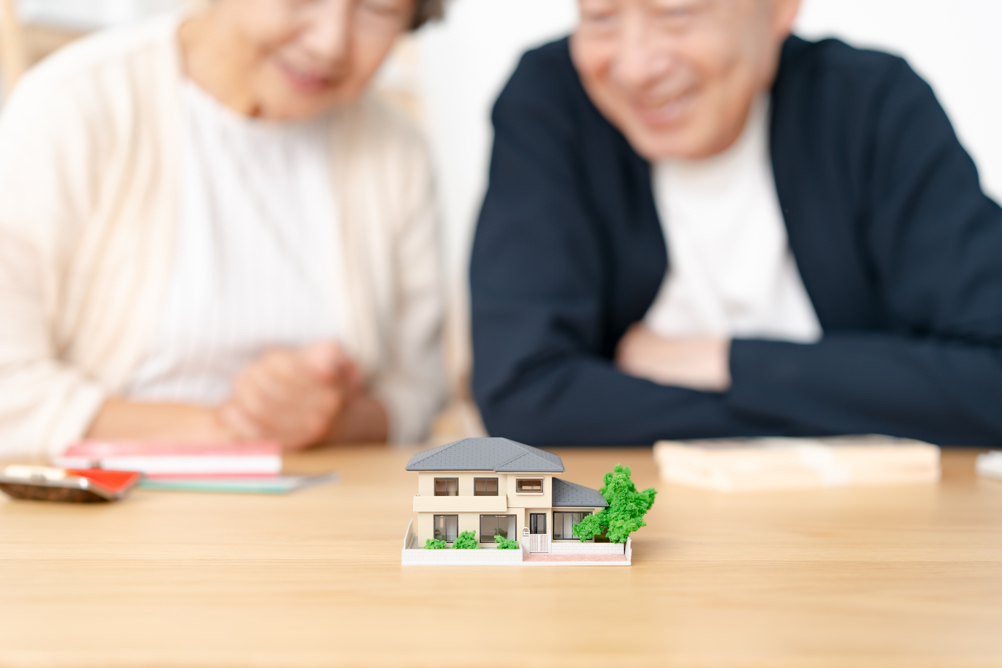 退職金や預貯金をもとに住宅購入の資金計画を考える60代夫婦